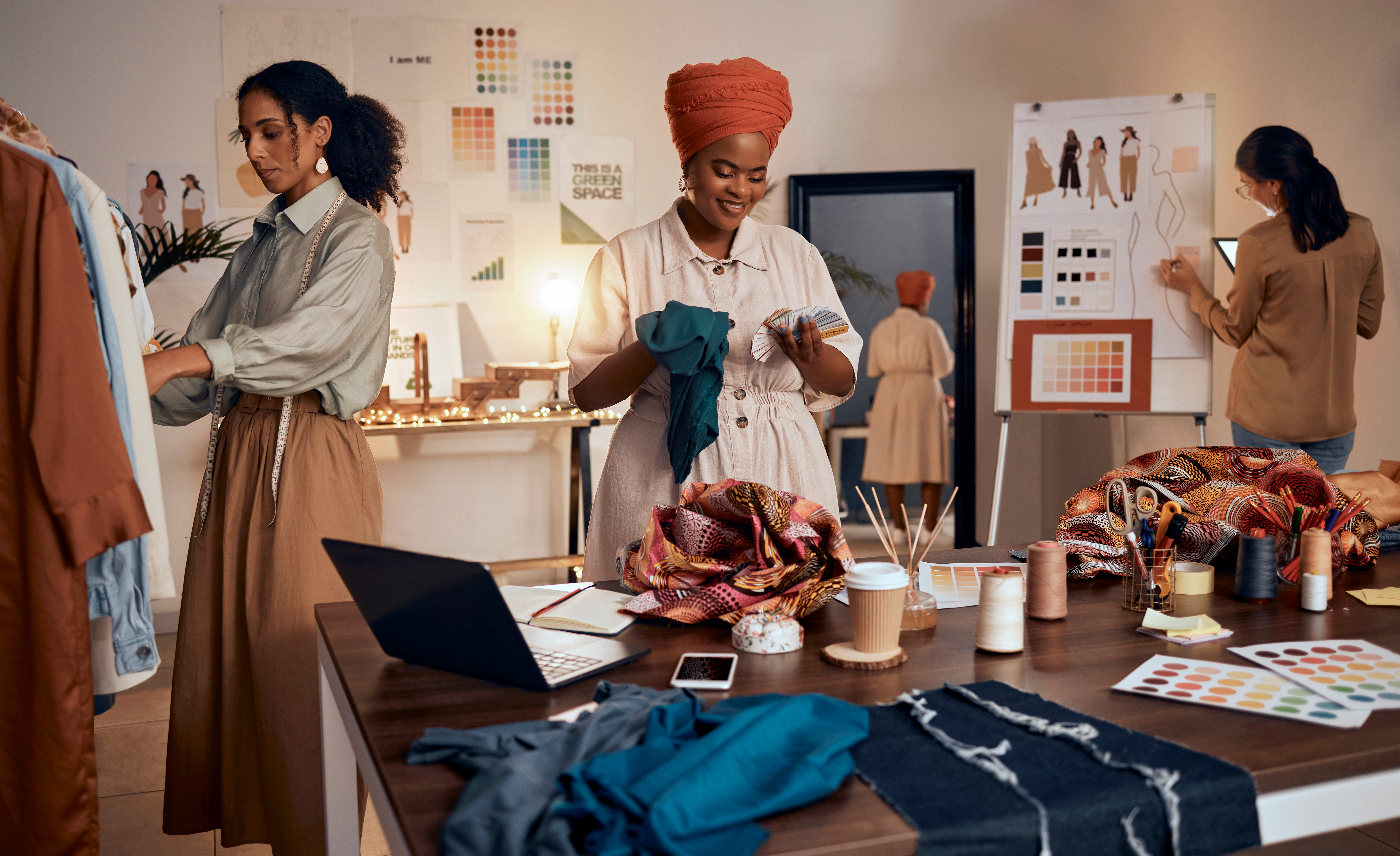 Unleash Your Style: Save Big and Go Green with Second-Hand Fashion! 🌿💸